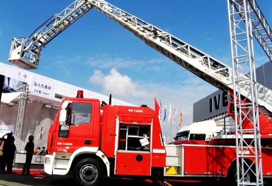 加装了倾角传感器的消防车云梯更安全