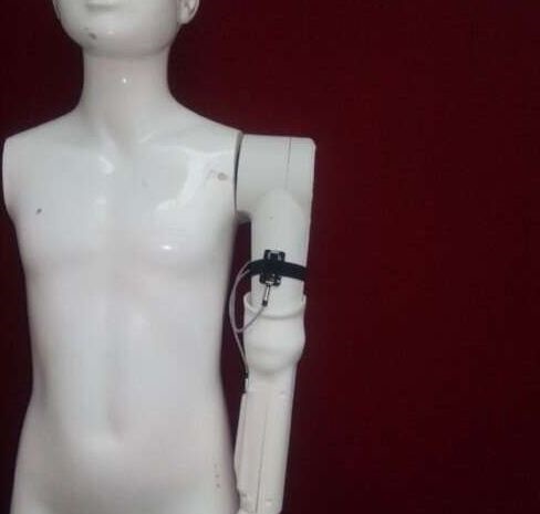 英工程师研发首个3D打印、传感器操控假肢 专为两岁以下幼儿设计 英工程师研发首个3D打印、传感器操控假肢 专为两岁以下幼儿设计